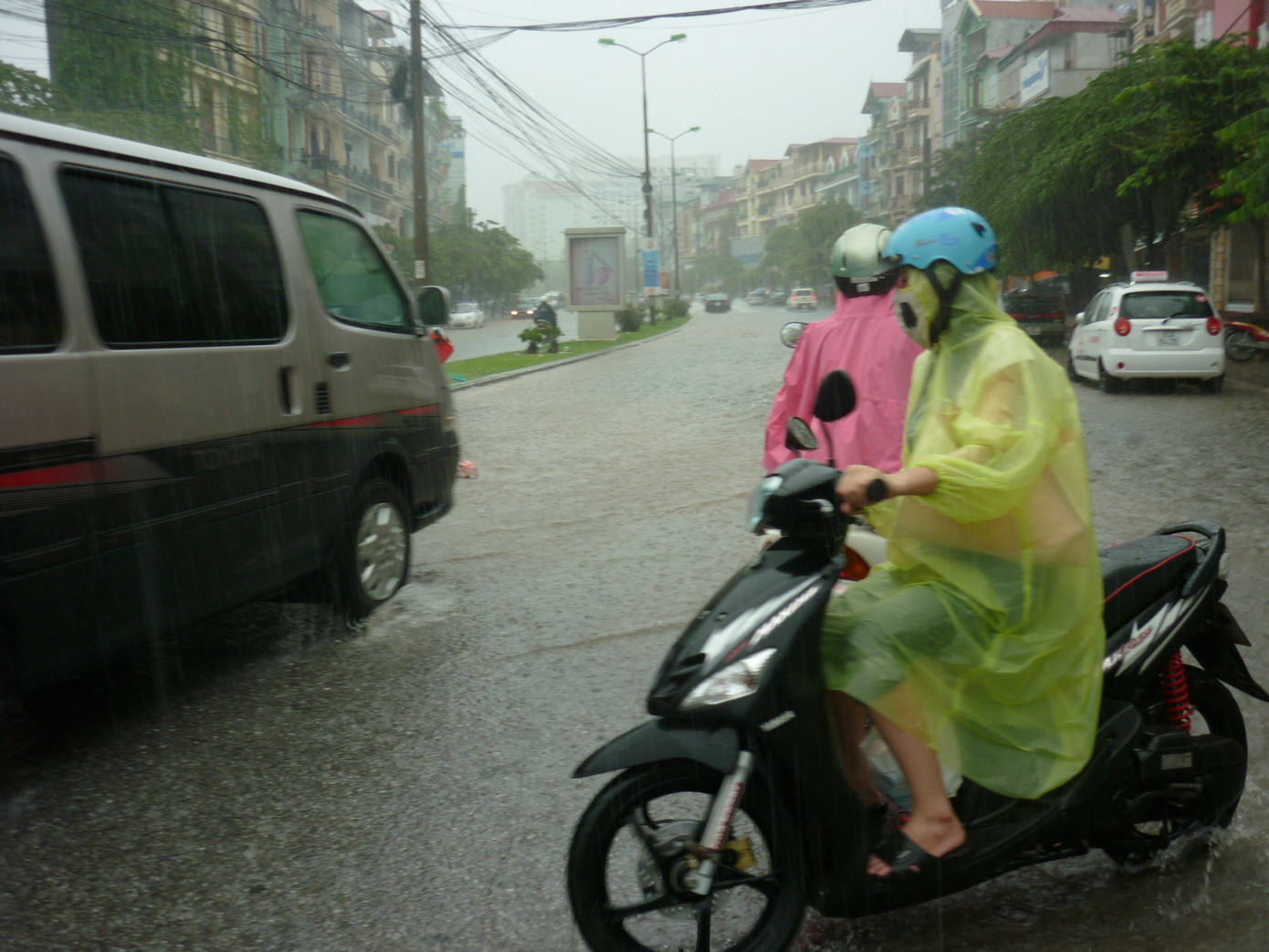 Đường Đào Tấn không thể lưu thông do ngập nặng.