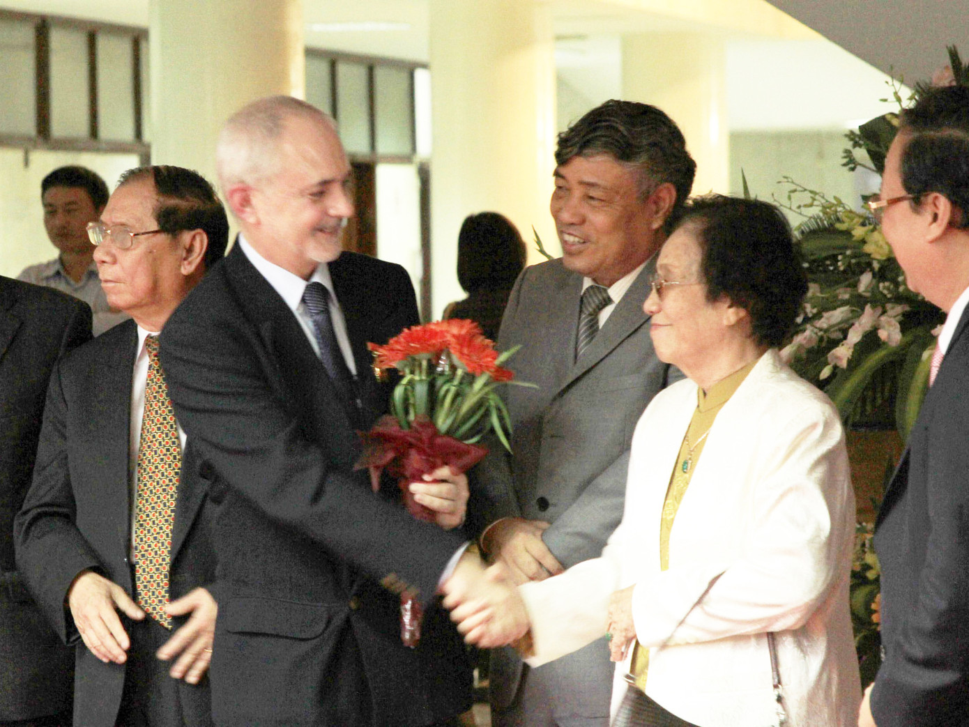 Nguyên Phó Chủ tịch nước Nguyễn Thị Bình chúc mừng George Burchett trong lễ khai mạc triển lãm ảnh của cha ông - nhà báo Wilfred Burchett. Nguyên Phó Chủ tịch nước Nguyễn Thị Bình chúc mừng George Burchett trong lễ khai mạc triển lãm ảnh của cha ông - nhà báo Wilfred Burchett