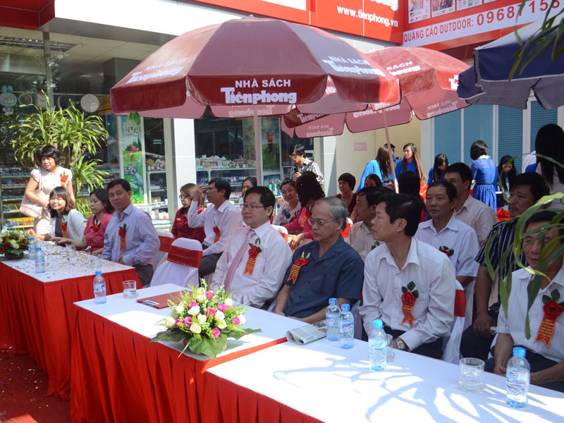 Rất đông khách mời, người dân đã đến tham dự buổi khai trương nhà sách Tiền Phong