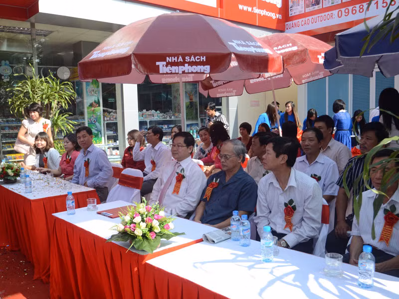 Rất đông khách mời, người dân đã đến tham dự buổi khai trương nhà sách Tiền Phong