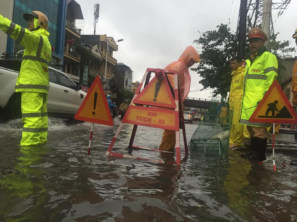 Bão số 3 vào Hà Nội suy yếu thành áp thấp nhiệt đới ảnh 8