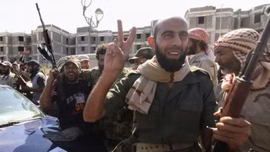 Quân nổi dậy Libya ăn mừng khi nhận tin ông Gaddafi bị tiêu diệt.