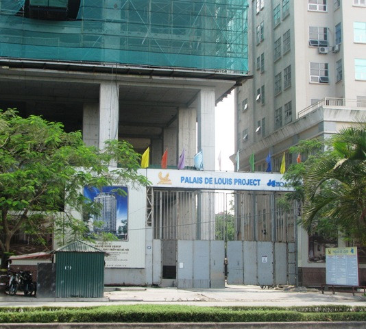 Dự án căn hộ siêu sang D’.Palais de Louis tọa lạc tại 6 Nguyễn Văn Huyên, phường Nghĩa Đô, quận Cầu Giấy, Hà Nội, cách sân bay Nội Bài 25km.