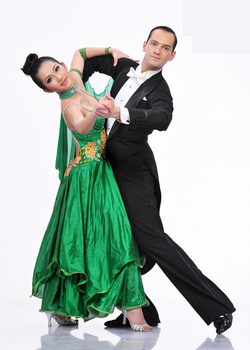 Người đẹp Vũ Thu Phương hứa hẹn sẽ có những vũ điệu sôi động với bạn nhảy Tihomir Romanov Gavrilov Cặp bạn nhảy Huy Khánh - Tsveta Krasimirova Tsocheva Nữ ca sỹ Thủy Tiên và bạn nhảy Petyo Dimitrov Toyanov Người đẹp Kim Hiền và bạn nhảy Daniel Nikolov Denev Nguyên Vũ liệu có nhận được nhiều đề cử của các khán giả trẻ trên sàn khiêu vũ? Anh Khoa và bạn nhảy Iva Ludmilova Grigorova Hứa Vĩ Văn sẽ thử tài khiêu vũ bên cạnh Anna Nikolaeva Sidova Đại Nghĩa và "đối tác" Valeriya Nikolaeva Bozukova sẽ vào cuộc ở "Bước nhảy hoàn vũ 2011" Nữ ca sỹ Thu Minh được đánh giá là một ứng cử viên nặng ký ở cuộc thi năm nay Diễn viên Thanh Thúy