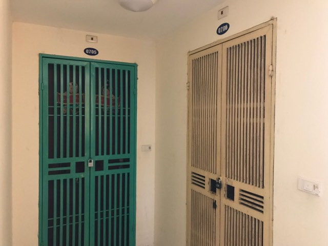 Sau vụ cháy, chung cư gần Công ty Rạng Đông như... 'nhà hoang' ảnh 1