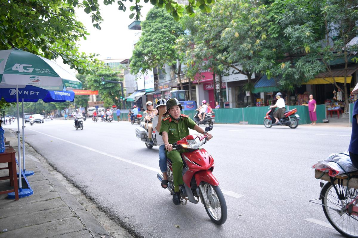 Mưa trắng trời, các bác sỹ tương lai che ô rước học sinh vào phòng thi ảnh 16