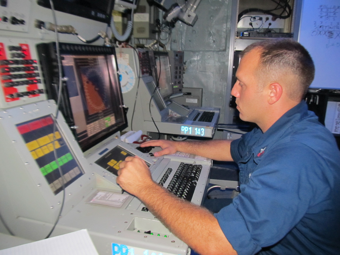 Một sĩ quan kỹ thuật ở trung tâm điều khiển tác chiến