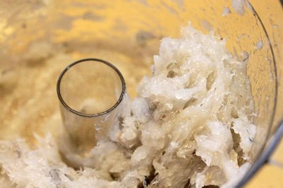 Bước 1: - Tôm bóc nõn, rút chỉ đen cho thật sạch, rửa qua với nước muối pha loãng, để tôm ráo nước. - Dùng máy xay, xay tôm cho thật nhuyễn.