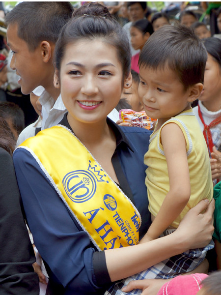 A hậu Dương Tú Anh, bồng một em bé tại Trường mầm non Tam Văn (Xã Tam Văn huyện Lanh Chánh)