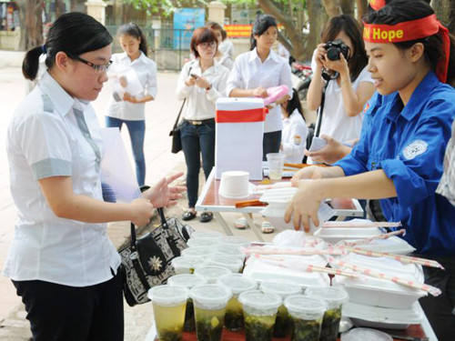 Sau khi kết thúc giờ thi, nhiều sĩ tử và phụ huynh ra đăng ký nhận cơm chay miễn phí. Sau khi kết thúc giờ thi, nhiều sĩ tử và phụ huynh ra đăng ký nhận cơm chay miễn phí.