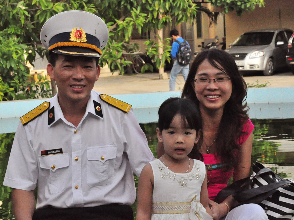 Bác sĩ Lương gặp vợ con trong chốc lát. Ảnh: Tùng Duy