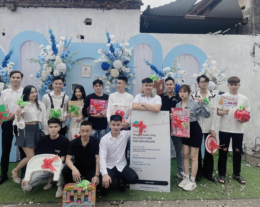 Hội bạn thân tặng những món quà cưới thiết thực cho cô dâu, chú rể kèm tấm biển chuyển khoản thành công (Ảnh: Nhân vật cung cấp). Hội bạn thân tặng những món quà cưới thiết thực cho cô dâu, chú rể kèm tấm biển chuyển khoản thành công (Ảnh: Nhân vật cung cấp).
