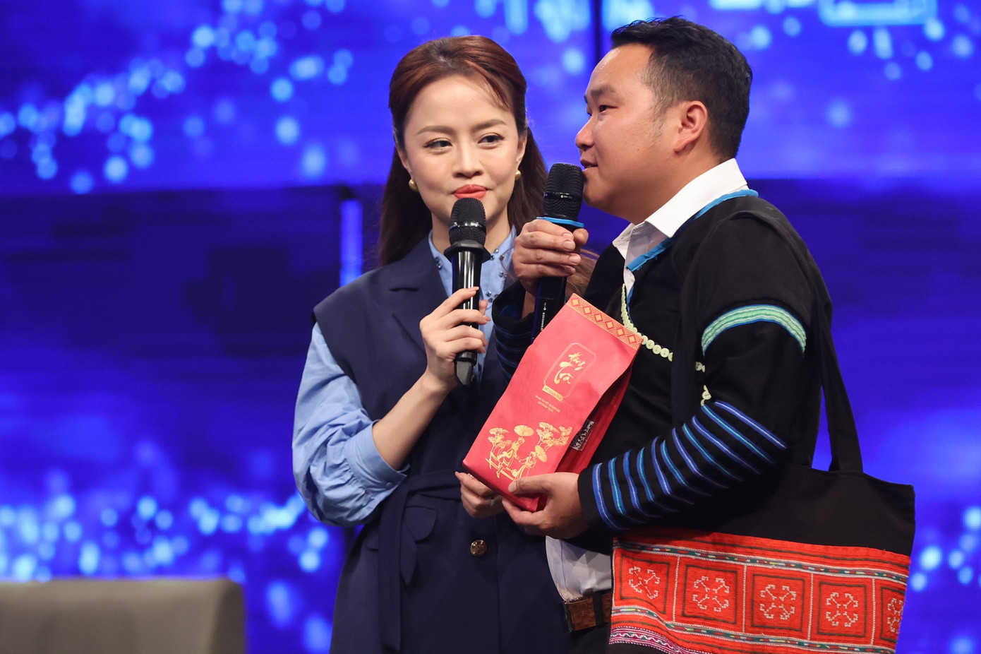 Anh Sùng A Tủa có màn giao lưu tại Diễn đàn. Ảnh: Trọng Tài