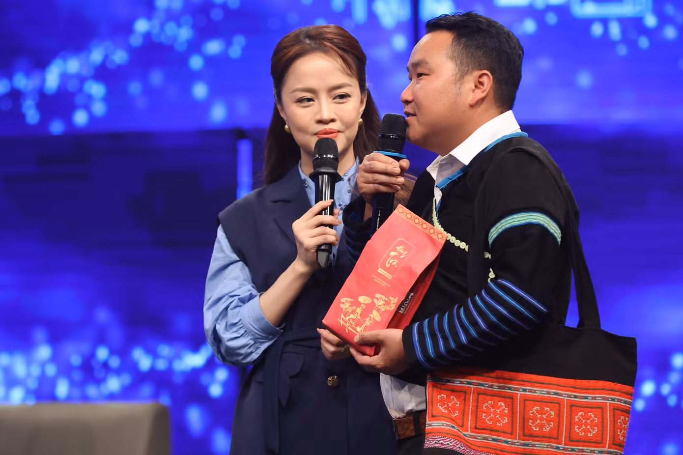 Anh Sùng A Tủa có màn giao lưu tại Diễn đàn. Ảnh: Trọng Tài