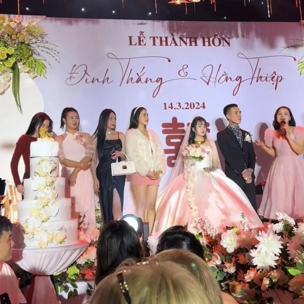 Năm bóng hồng xinh đẹp là người yêu cũ của chú rể, rạng rỡ góp mặt bên cô dâu, chú rể (Ảnh: Nhân vật cung cấp).