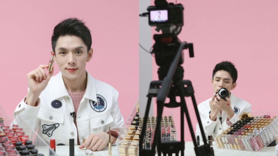 Lý Giai Kỳ nổi tiếng qua các phiên livestream bán son môi kiếm bộn tiền. Lý Giai Kỳ nổi tiếng qua các phiên livestream bán son môi kiếm bộn tiền.