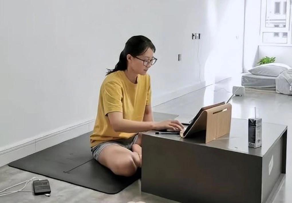 Cô gái trẻ sống trong căn nhà rất ít đồ đạc (Ảnh: SH).