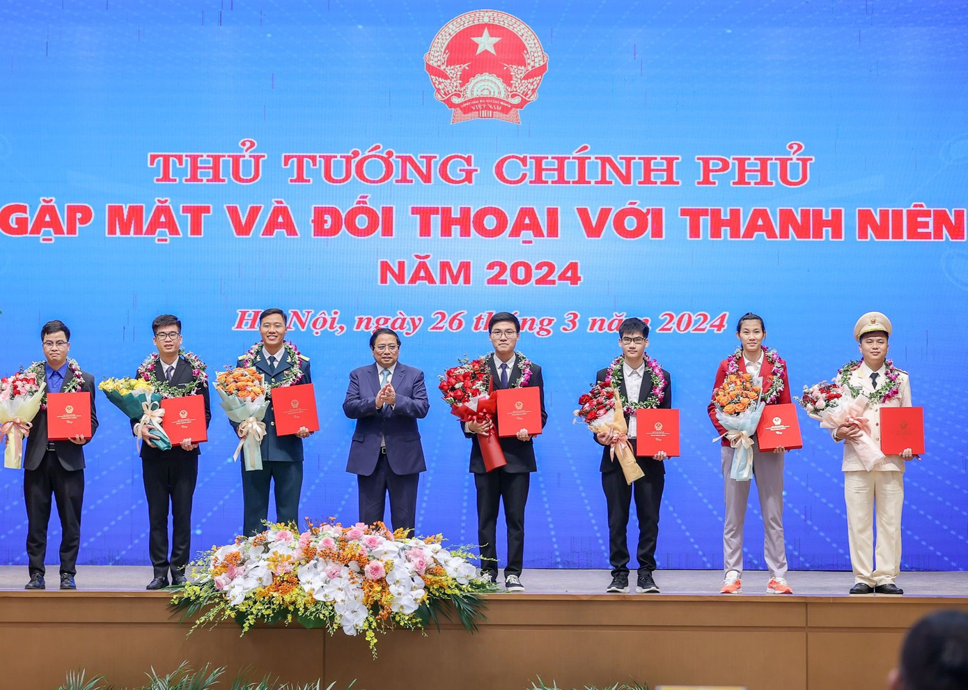 Thủ tướng Chính phủ Phạm Minh Chính tặng hoa, biểu dương các Gương mặt trẻ Việt Nam triển vọng năm 2023. Thủ tướng Chính phủ Phạm Minh Chính tặng hoa, biểu dương các Gương mặt trẻ Việt Nam triển vọng năm 2023.