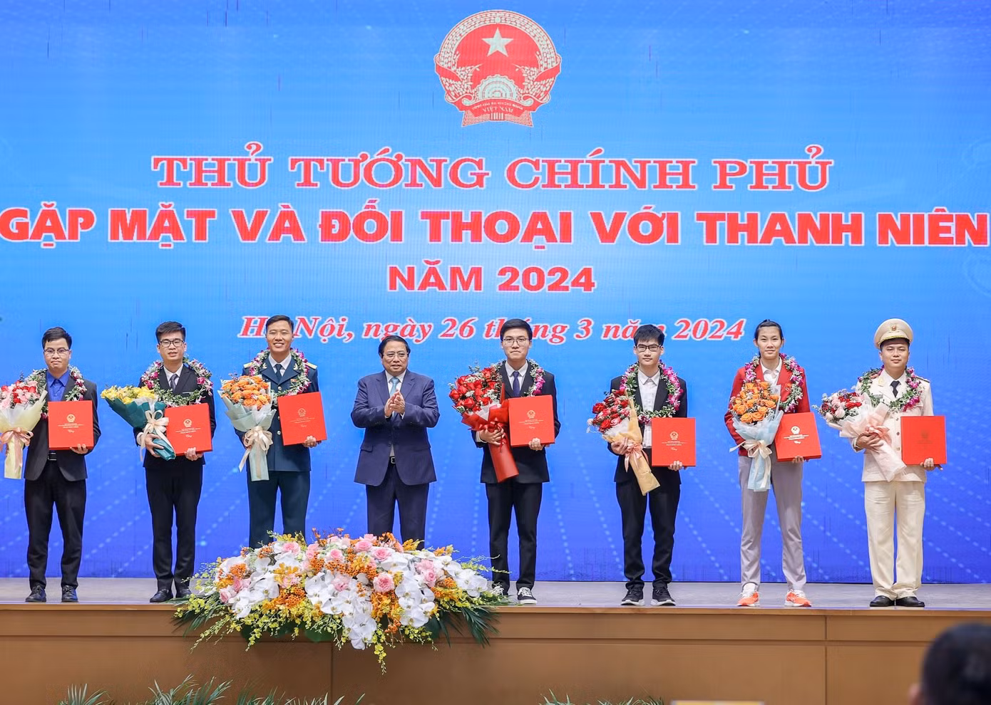 Thủ tướng Chính phủ Phạm Minh Chính tặng hoa, biểu dương các Gương mặt trẻ Việt Nam triển vọng năm 2023.