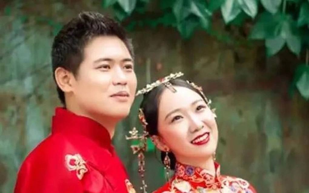 Ảnh cưới của Zhu và vợ - một cô gái từng nhờ anh tìm bạn trai (Ảnh: Sh).