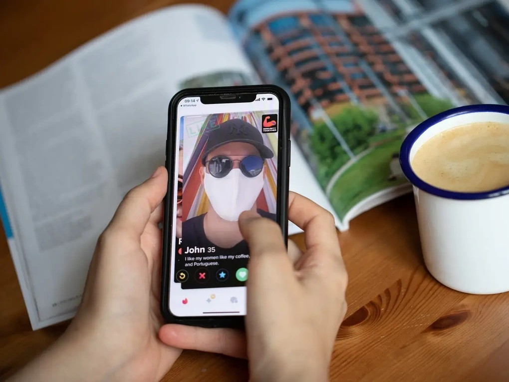 Nhiều người trẻ cảm thấy chán nản khi sử dụng các ứng dụng hẹn hò (Ảnh: Getty).