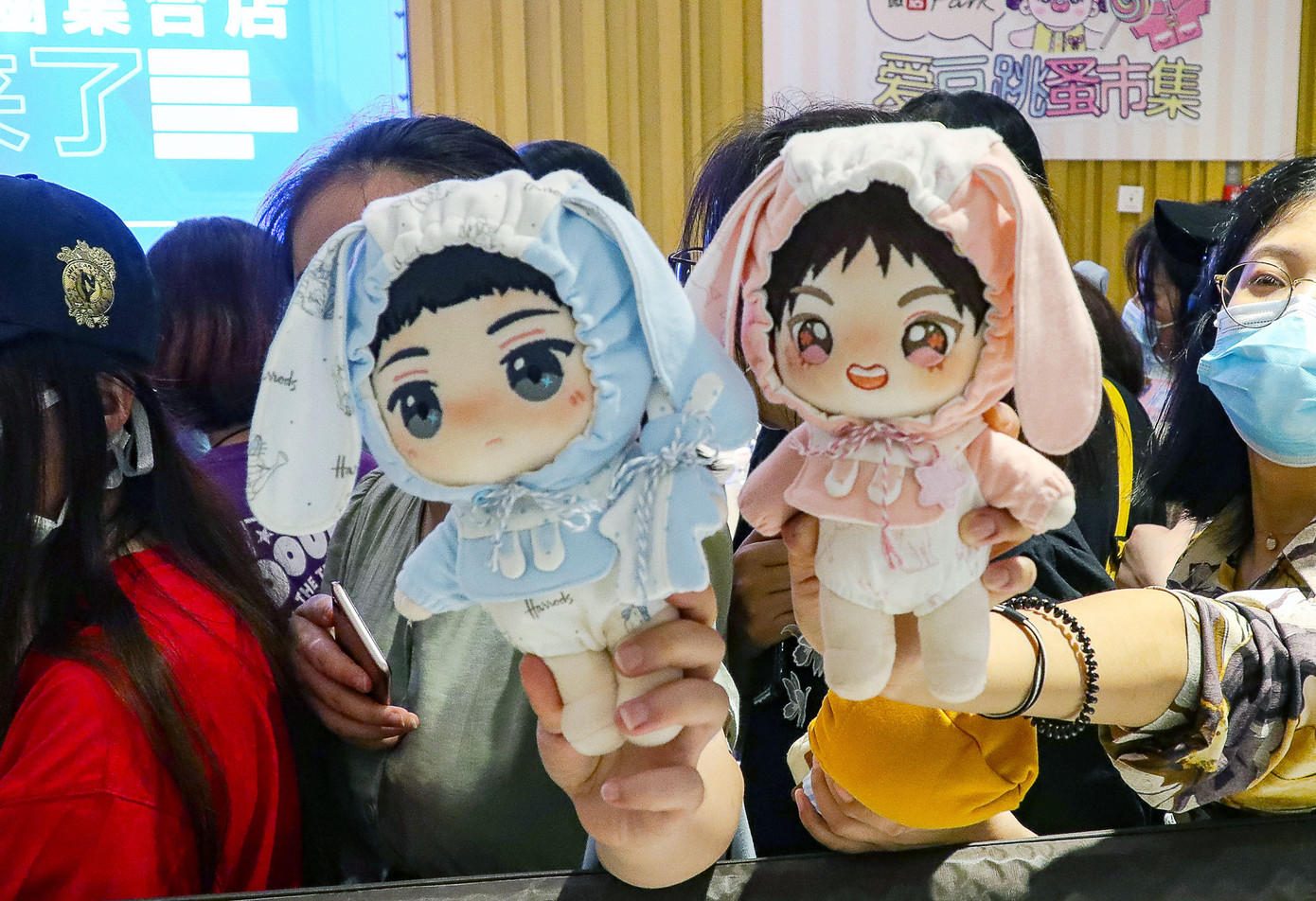 Các cô gái trẻ khoe búp bê của mình tại một lễ hội ở Hàng Châu (Trung Quốc)