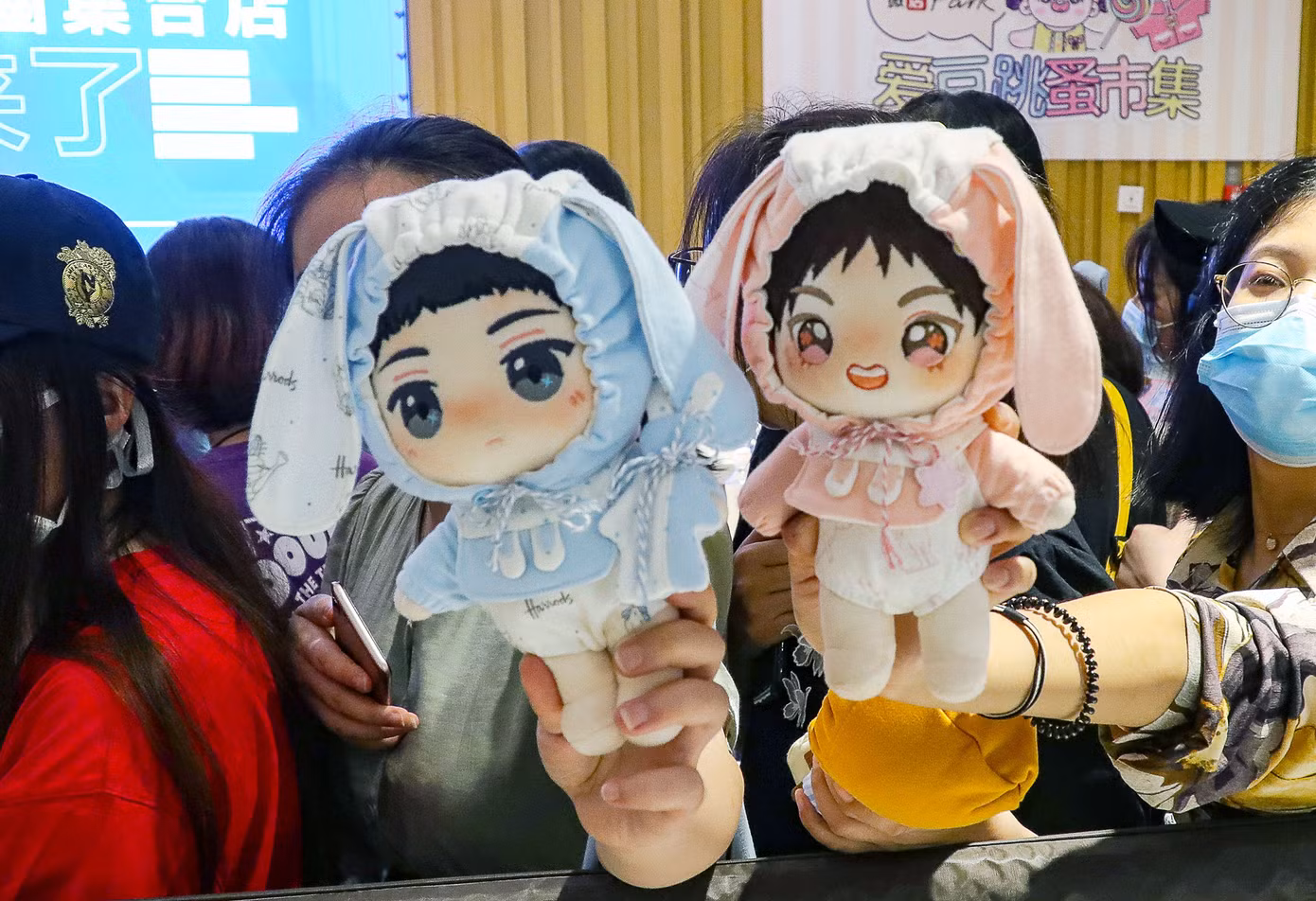 Các cô gái trẻ khoe búp bê của mình tại một lễ hội ở Hàng Châu (Trung Quốc)