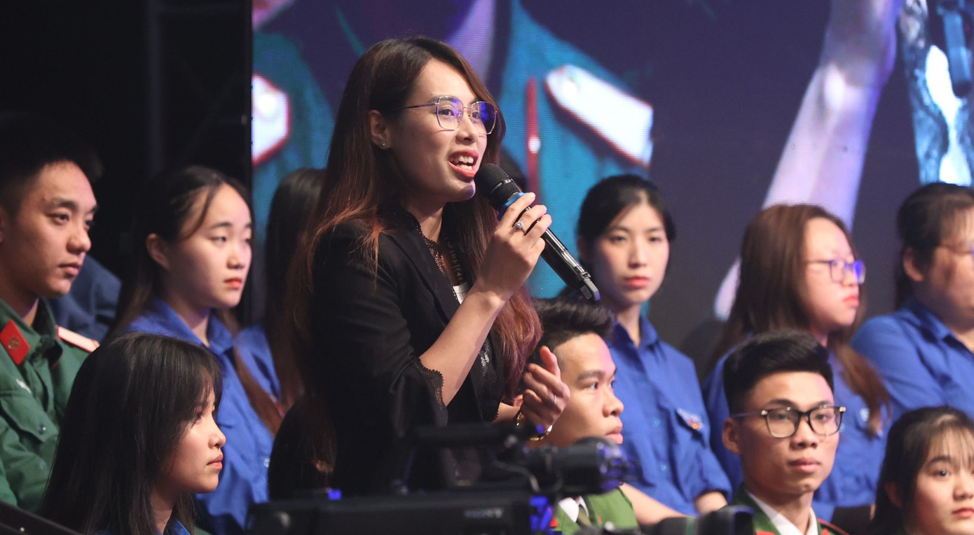 Chị Nguyễn Thu Hương - Tổng Giám đốc Công ty CP AZMAX đặt câu hỏi tại diễn đàn “Tiếng nói tuổi trẻ - Hành động của Đoàn” năm 2024.