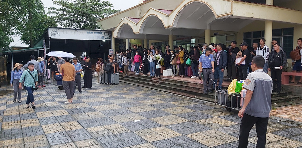 Đường sắt thực hiện chuyển tải khách bằng đường bộ qua vị trí sạt lở để khách tiếp tục hành trình.