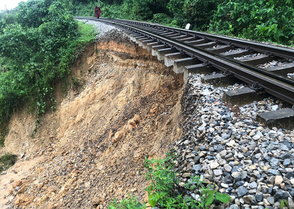 Mưa lớn khiến đường sắt đoạn qua Hà Tĩnh sạt lở nhiều vị trí nên phải dừng tàu qua khu vực này.