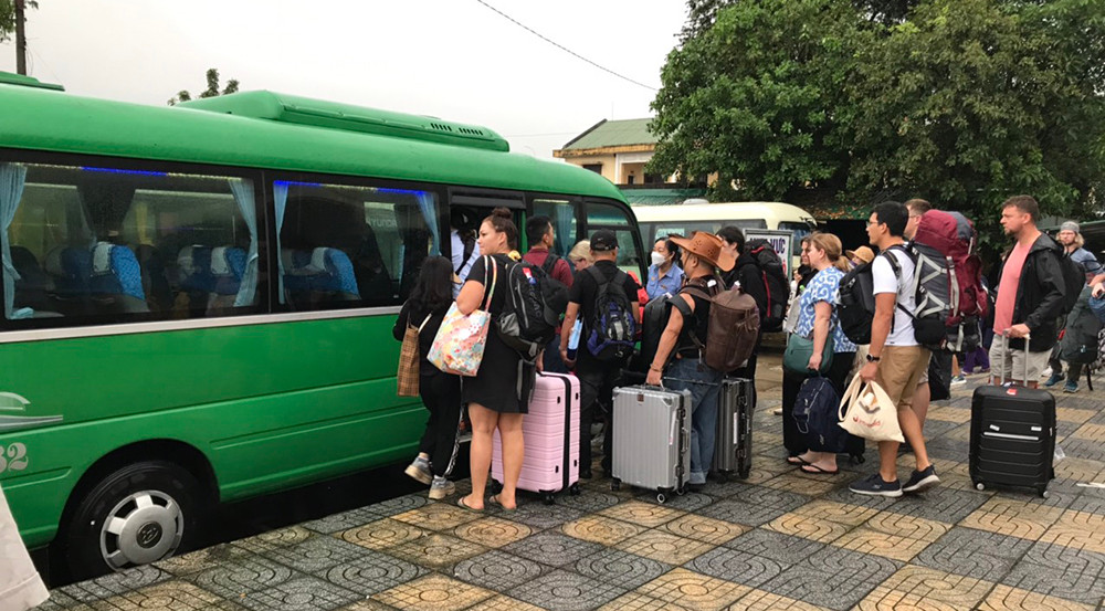 Khách đường sắt được chuyển tải bằng đường bộ.