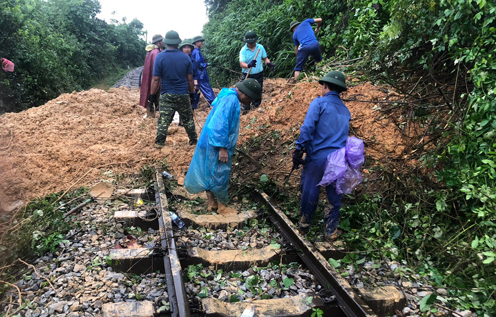 Đường sắt đang tập trung nhân, vật lực để sớm khắc phục các vị trí sạt lở đường sắt qua Hà Tĩnh, nhưng chưa biết chắc thời điểm có thể khắc phục xong để thông tàu lại.