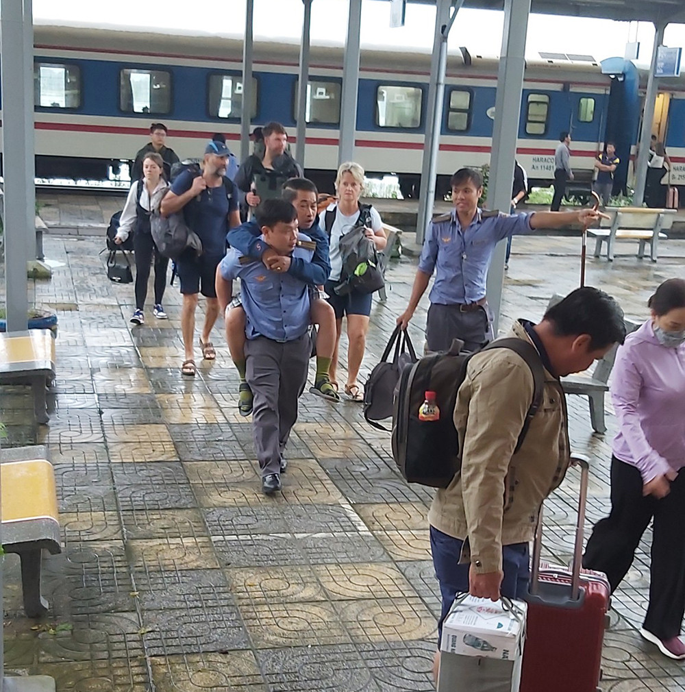 Một số đoàn tàu khách phải dừng ở 2 đầu tỉnh Hà Tĩnh do đường sắt cấm tàu.