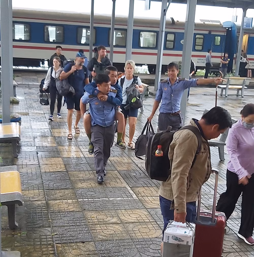 Một số đoàn tàu khách phải dừng ở 2 đầu tỉnh Hà Tĩnh do đường sắt cấm tàu. Một số đoàn tàu khách phải dừng ở 2 đầu tỉnh Hà Tĩnh do đường sắt cấm tàu.