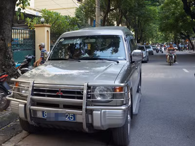 Xe biển xanh đỗ dưới lòng đường tại phố Nguyễn Bỉnh Khiêm. Ảnh: Minh Đức