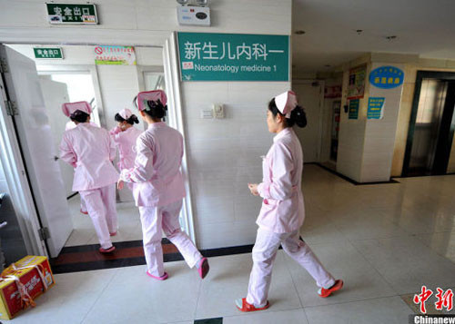 Em bé sống dậy được đưa trở lại bệnh viện cấp cứu. Ảnh: CHINA NEWS