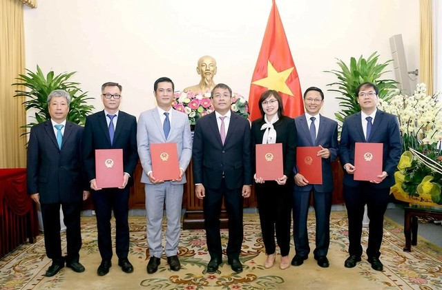 Trao quyết định tiếp nhận, điều động và bổ nhiệm nhân sự tại Bộ Ngoại giao. Ảnh: Chinhphu.vn Trao quyết định tiếp nhận, điều động và bổ nhiệm nhân sự tại Bộ Ngoại giao. Ảnh: Chinhphu.vn