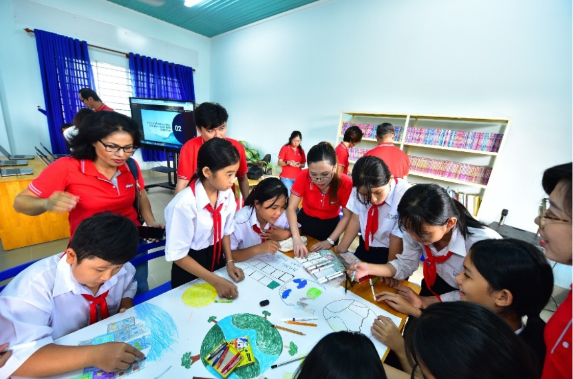 Các tình nguyện viên Keppel cùng các em học sinh tham gia một hoạt động của ‘R.I.S.E to the Challenge’.