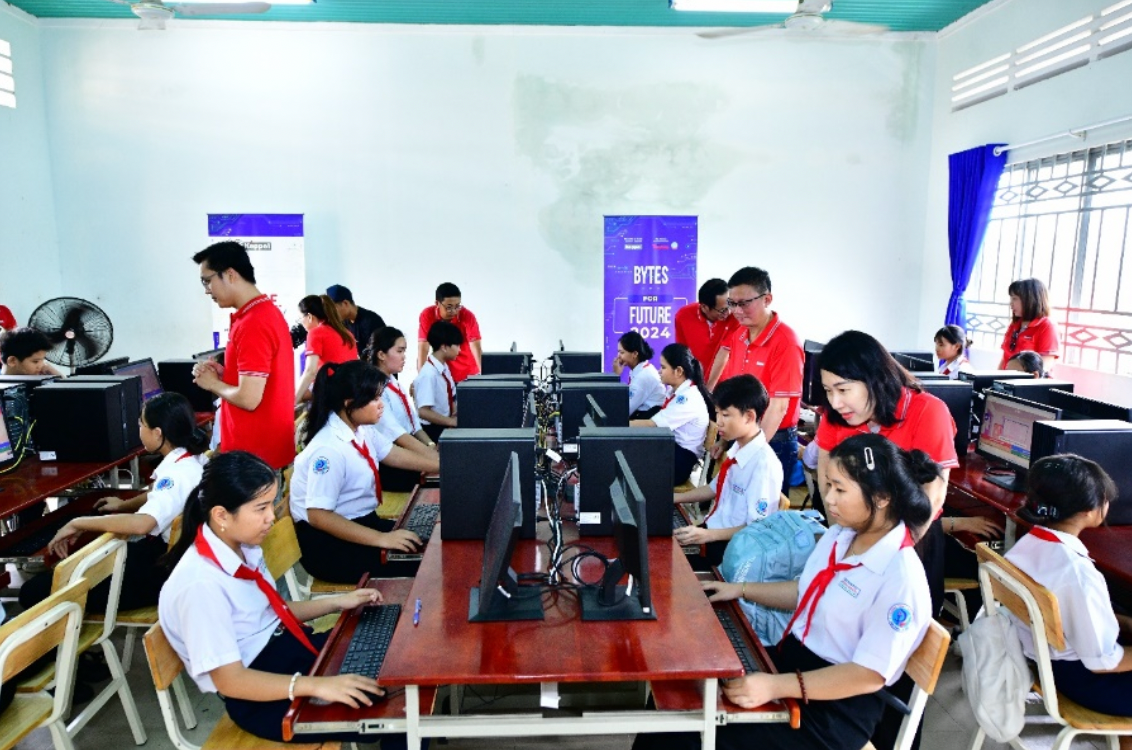 Các em học sinh sử dụng máy tính do Keppel trao tặng tại chương trình Bytes for Future.