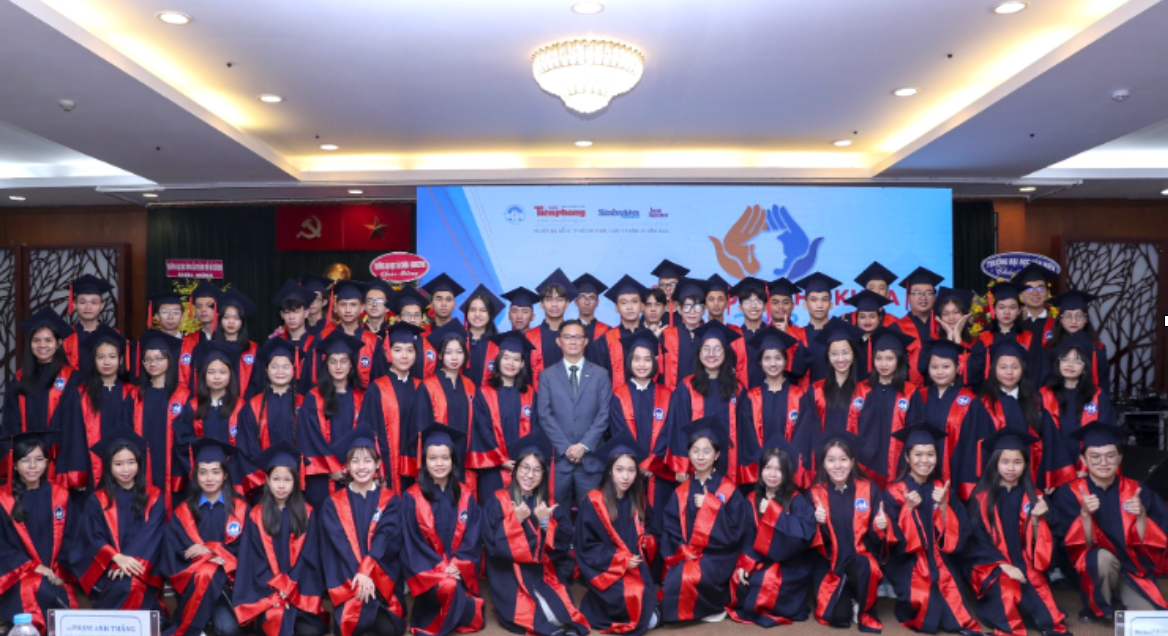 Ông Joseph Low (giữa), Chủ tịch, Khối Bất động sản, Tập đoàn Keppel tại Việt Nam, cùng các sinh viên tại chương trình Nâng Bước Thủ Khoa năm 2023.