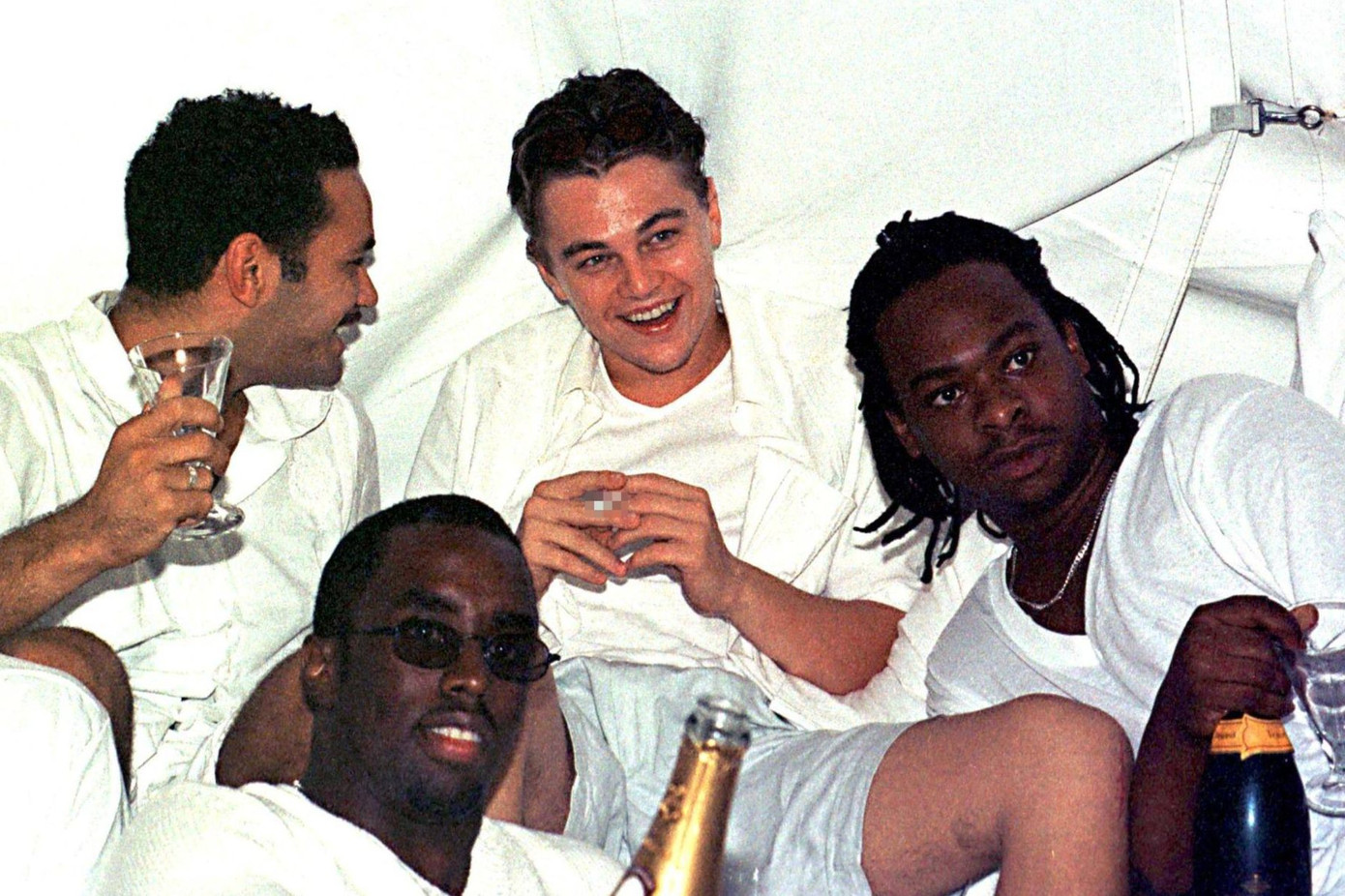 Leonardo DiCaprio cùng Diddy và bạn bè dự tiệc vào năm 1998. Ảnh: Zumapress.