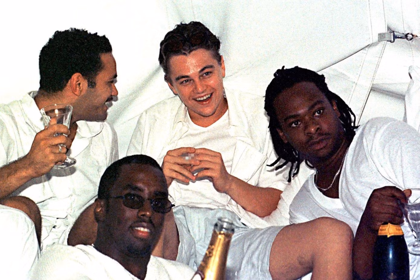 Leonardo DiCaprio cùng Diddy và bạn bè dự tiệc vào năm 1998. Ảnh: Zumapress.