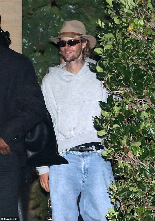 Justin Bieber cùng vợ đi ăn tối vào ngày 23/9. Trong khi Hailey lộ thần sắc tươi tắn, Justin gây sốc với ngoại hình tiều tụy. Ảnh: BackGrid. Justin Bieber cùng vợ đi ăn tối vào ngày 23/9. Trong khi Hailey lộ thần sắc tươi tắn, Justin gây sốc với ngoại hình tiều tụy. Ảnh: BackGrid.