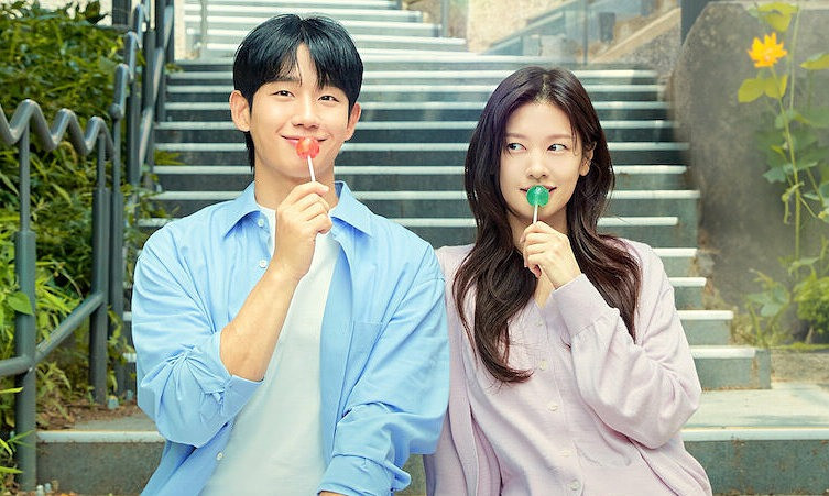 Jung Hae In và Jung So Min vào vai cặp bạn thuở nhỏ chuyển thành người yêu trong Love Next Door. Jung Hae In và Jung So Min vào vai cặp bạn thuở nhỏ chuyển thành người yêu trong Love Next Door.