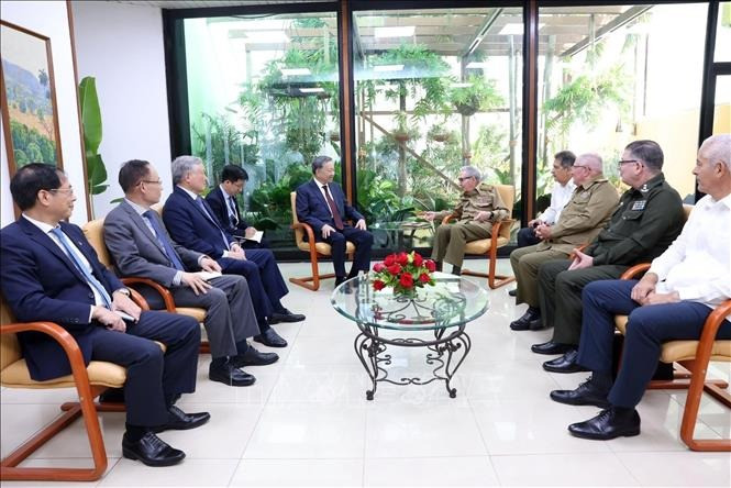 Tổng Bí thư, Chủ tịch nước Tô Lâm gặp Lãnh tụ Cách mạng Cuba, Đại tướng Raúl Castro Ruz. Tổng Bí thư, Chủ tịch nước Tô Lâm gặp Lãnh tụ Cách mạng Cuba, Đại tướng Raúl Castro Ruz.