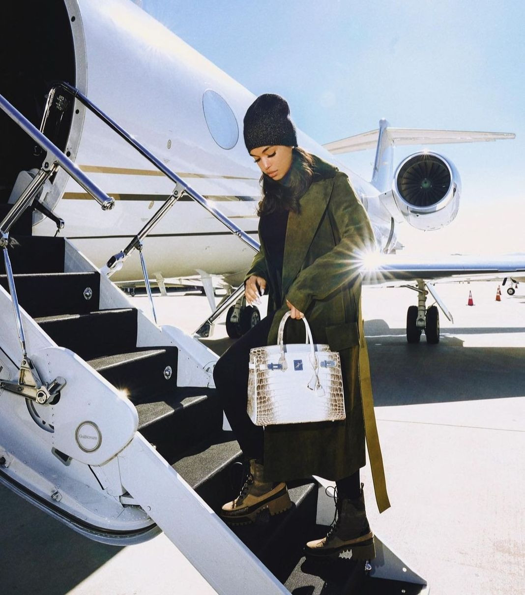 Vợ Steve Harvey, Marjorie Elaine Harvey, và con gái của bà, Lori Harvey, đều có cho mình một chiếc Himalaya Birkin. Điểm khác biệt là chiếc của Marjorie đính kim cương - phiên bản đắt nhất của dòng túi Hermès. Năm 2022, một chiếc túi tương tự được bán đấu giá thành công với mức giá 450.000 USD tại Sotheby's. Ảnh: IG.