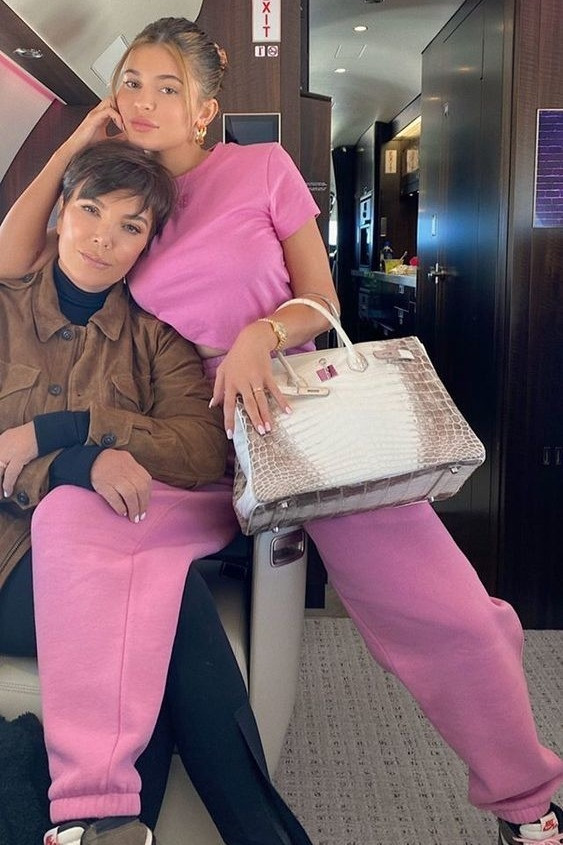 Kim không phải là người duy nhất trong gia đình Kardashian-Jenner sở hữu chiếc túi Hermès được mệnh danh là “chén thánh” trong ngành thời trang này. Em gái út của Kim, Kylie Jenner, từng khoe một chiếc tương tự. Trong khi đó, mẹ của họ, bà Kris Jenner, sở hữu chiếc có cùng tông màu Himalaya nhưng phiên bản Kelly. Ảnh: IG.