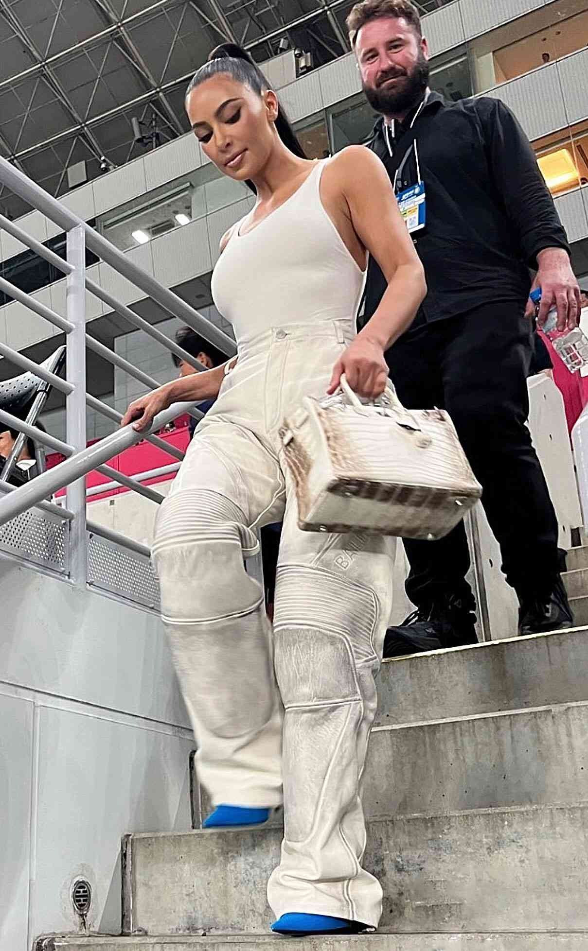 Kim Kardashian nhiều lần được nhìn thấy mang theo chiếc Hermès bạch tạng (Niloticus Crocodile Himalaya Birkin) ra ngoài. Điều đáng nói, nữ tỷ phú sinh năm 1980 không chỉ có một chiếc. Cô sở hữu cả phiên bản 25 và 30 cm. Ảnh: Splashnews.