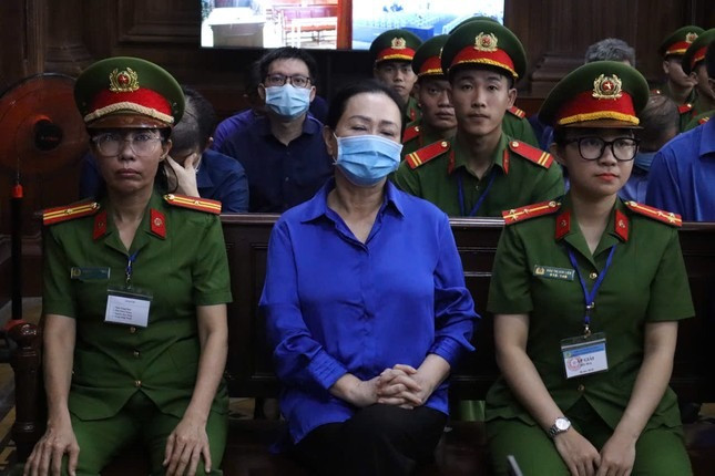 Bà Trương Mỹ Lan xin lại 2 chiếc túi Hermès bạch tạng để làm kỷ niệm cho con cháu. Ảnh: Tân Châu.