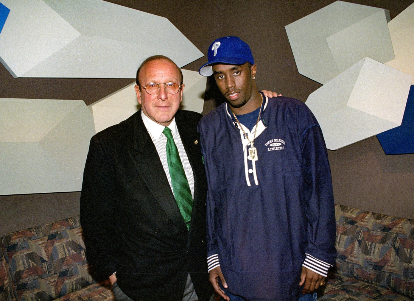 Clive Davis (trái) là một trong những người nâng đỡ Diddy những năm đầu tiên chập chững vào nghề. Ảnh: WireImage. Clive Davis (trái) là một trong những người nâng đỡ Diddy những năm đầu tiên chập chững vào nghề. Ảnh: WireImage.